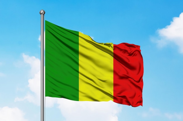 Una bandera de Malí ondea en el cielo.