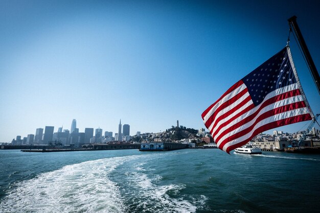 Foto bandera por el mar contra el cielo en la ciudad