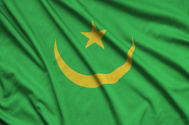 Foto la bandera de mauritania está representada en una tela de tela deportiva con muchos pliegues.
