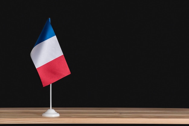 Bandera de mesa nacional de Francia sobre fondo negro Bandera tricolor azul blanco rojo