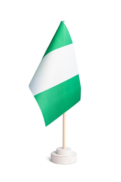 Bandera de mesa pequeña de Nigeria aislada sobre fondo blanco