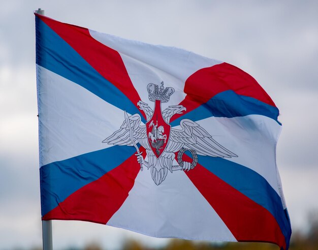 La bandera del Ministerio de Defensa de la Federación Rusa está volando en el viento contra