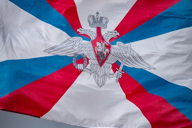 La bandera del Ministerio de Defensa de la Federación Rusa está volando en el viento contra