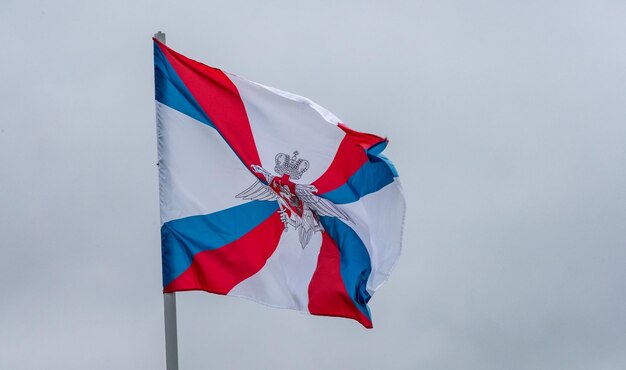 La bandera del Ministerio de Defensa de la Federación Rusa está volando
