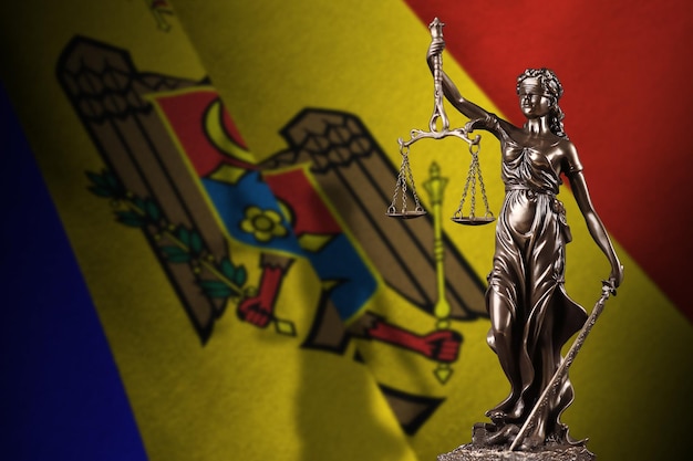 Bandera de Moldavia con estatua de dama justicia y escalas judiciales en cuarto oscuro Concepto de juicio y castigo