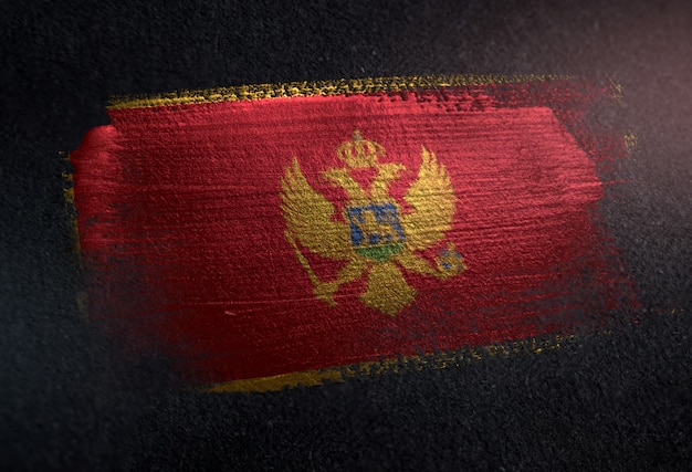 Bandera de Montenegro hecha de pintura de pincel metálico en la pared oscura de grunge