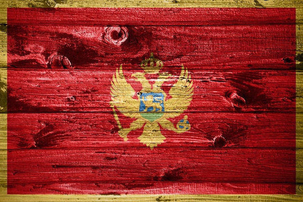 Bandera de montenegro sobre tablones de madera bandera de madera de fondo