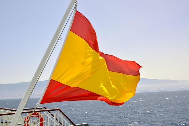 La bandera se mueve en el viento