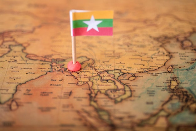 La bandera de Myanmar en el mapa del viejo mundo