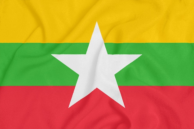Bandera de Myanmar sobre tela con textura.