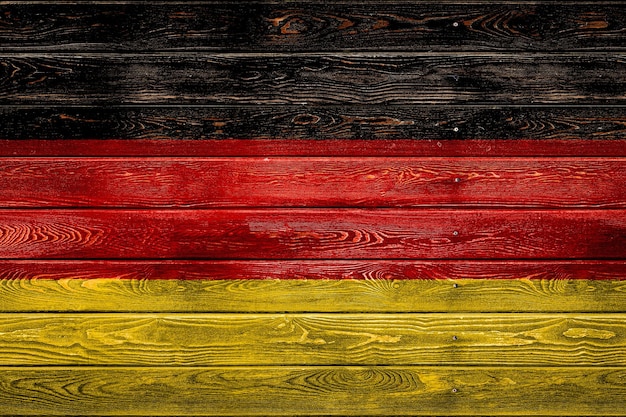 La bandera nacional de Alemania está pintada en un campo de tablas uniformes clavadas con un clavo. El símbolo del país.