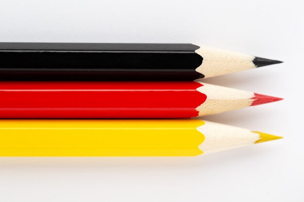 Bandera nacional de Alemania hecha de lápices de madera coloridos aislados