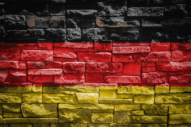 La bandera nacional de Alemania sobre fondo de pared de piedra