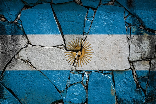 La bandera nacional de Argentina en un antiguo muro de piedra