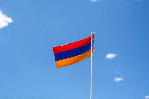 La bandera nacional de Armenia sobre un fondo de cielo azul