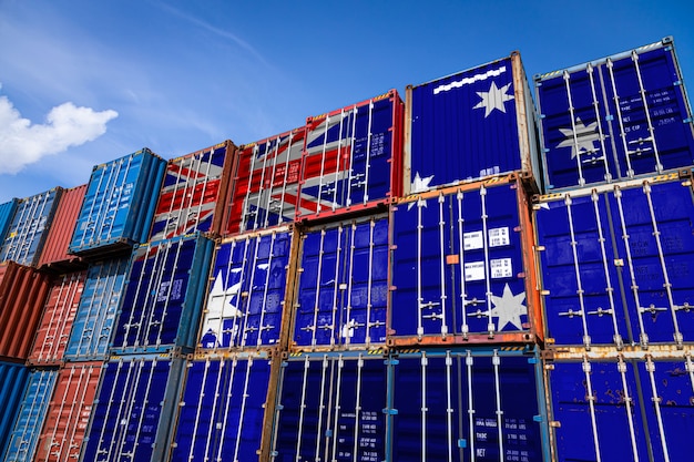 La bandera nacional de Australia en una gran cantidad de contenedores de metal para almacenar mercancías apiladas en filas