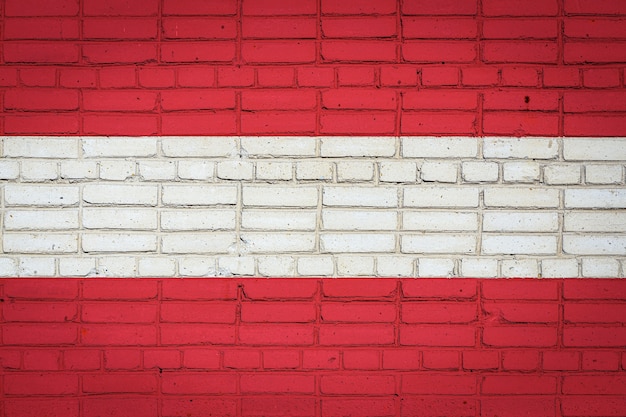 Bandera nacional de Austria en una vieja pared de ladrillos