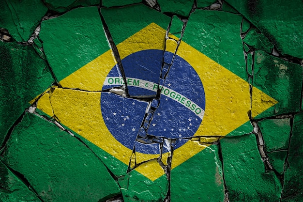 La bandera nacional de Brasil en un antiguo muro de piedra