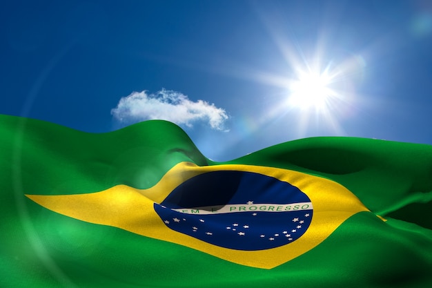 Bandera nacional de Brasil bajo el cielo soleado