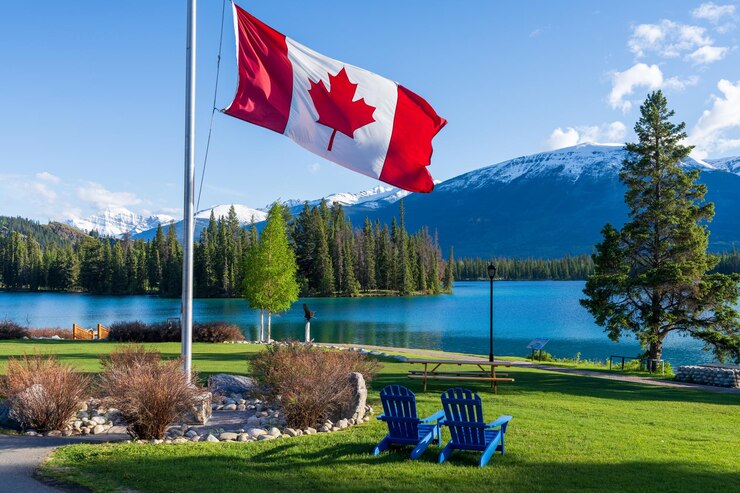 Bandera nacional de Canadá con montaña y bosque Parque Nacional Jasper paisaje de verano Lac Beauver