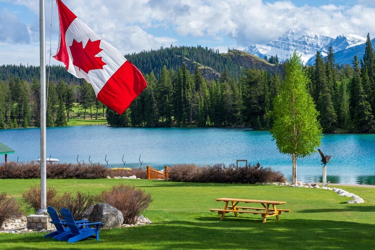 Bandera nacional de Canadá con montaña y bosque Parque Nacional Jasper paisaje de verano Lac Beauver