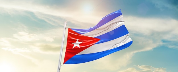 La bandera nacional de Cuba ondeando en el cielo