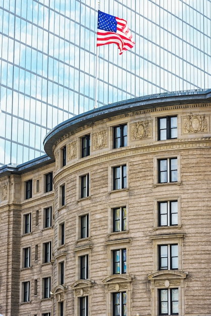 Bandera nacional en el edificio de la Biblioteca Pública de la ciudad de Boston