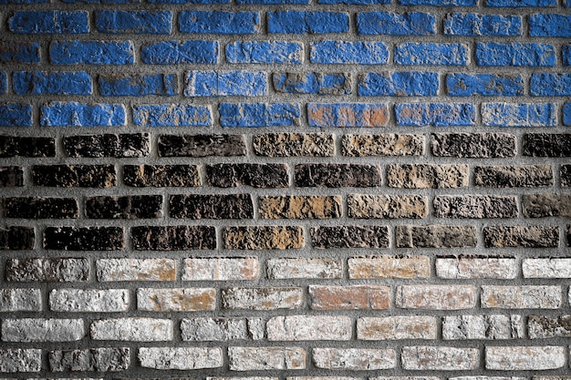 La bandera nacional de Estonia en una vieja pared de ladrillos