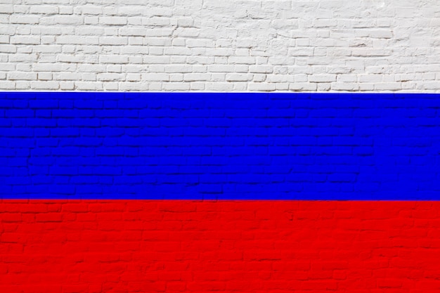 La bandera nacional de la federación rusa pintada en la pared de ladrillo
