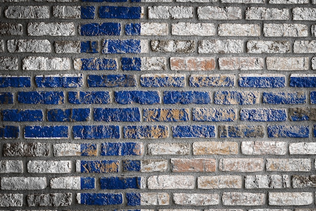 La bandera nacional de Finlandia en una vieja pared de ladrillos