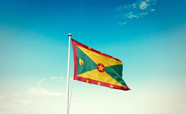 La bandera nacional de Granada ondeando en el hermoso cielo