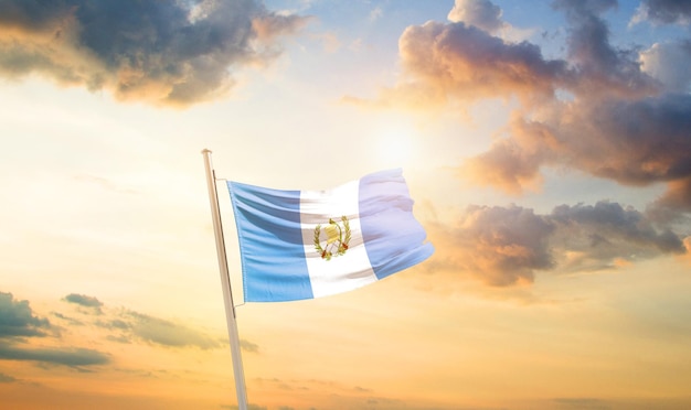 La bandera nacional de Guatemala agitando