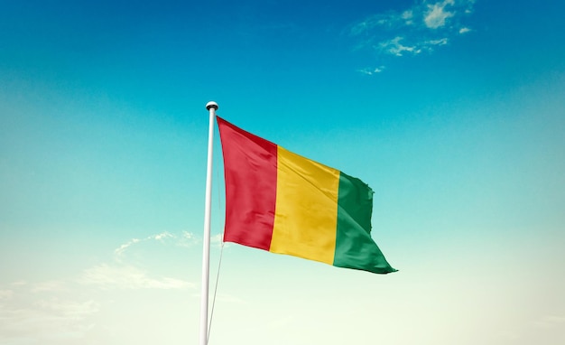 bandera nacional de guinea ondeando en el cielo