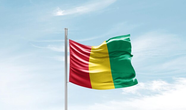 bandera nacional de guinea ondeando en el cielo