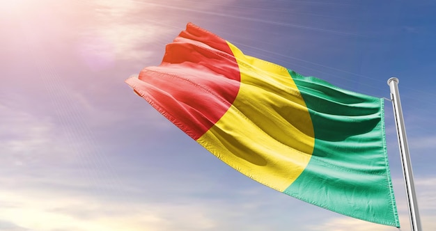 bandera nacional de guinea ondeando en el cielo