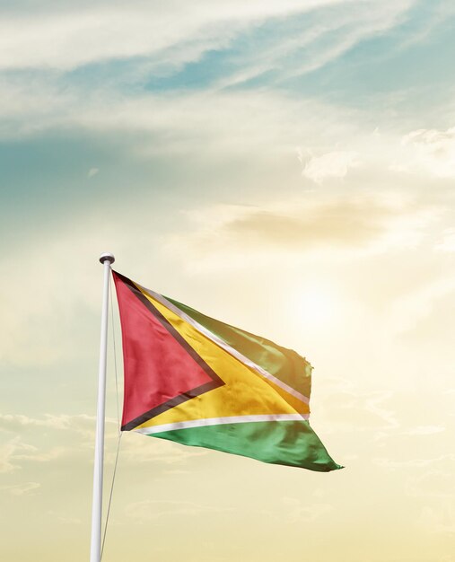 La bandera nacional de Guyana ondeando en el hermoso cielo