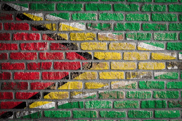 La bandera nacional de Guyana en una vieja pared de ladrillos