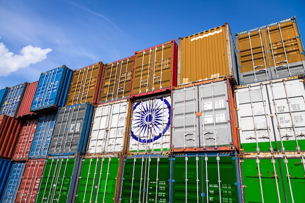 Bandera nacional de la India en una gran cantidad de contenedores de metal para almacenar mercancías apiladas en filas