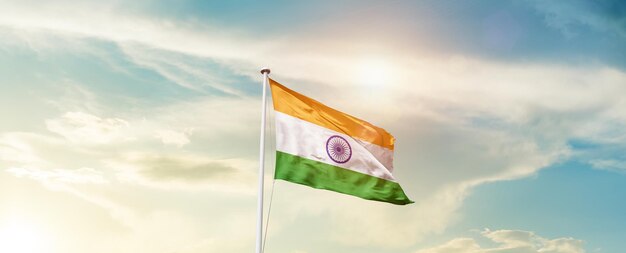 La bandera nacional de la India ondeando en el cielo