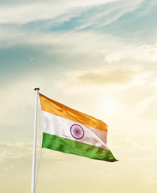 Foto la bandera nacional de la india ondeando en el cielo