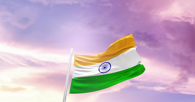 La bandera nacional de la India ondeando en el cielo