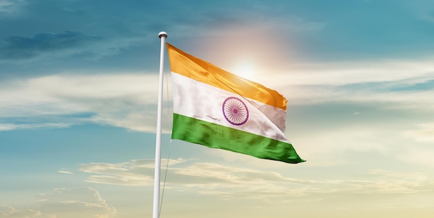 Foto la bandera nacional de la india ondeando en el cielo