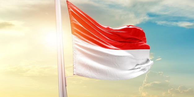 La bandera nacional de Indonesia ondeando en el cielo