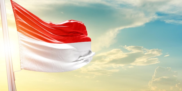 La bandera nacional de Indonesia ondeando en el cielo