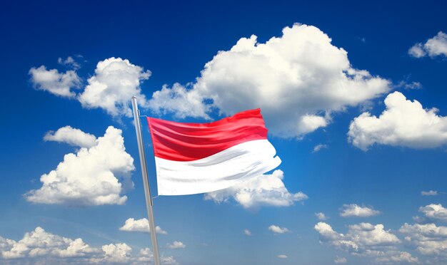 La bandera nacional de Indonesia ondeando en el cielo