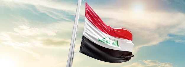 La bandera nacional de Irak ondeando en el cielo