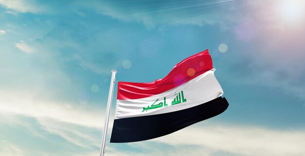 La bandera nacional de Irak ondeando en el cielo