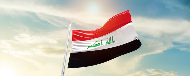 La bandera nacional de Irak ondeando en el cielo