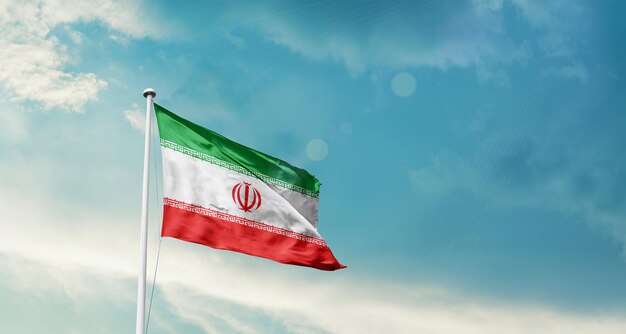La bandera nacional de Irán ondeando en el hermoso cielo