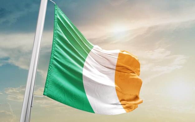 La bandera nacional de Irlanda ondeando en el hermoso cielo